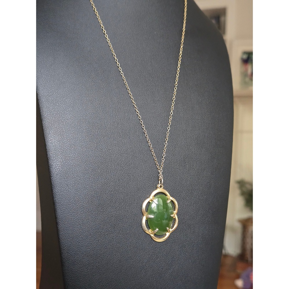 Goldtone Prong-Set Jade Pendant Scalloped Frame Goldtone Chain Vintage